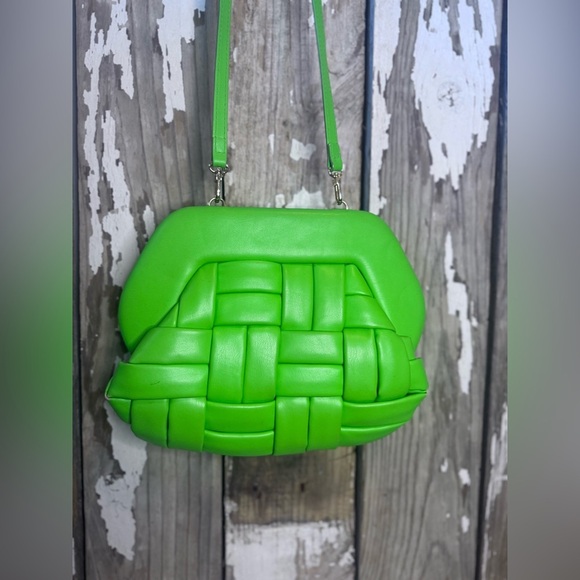 THEMOIRE’ Bios Woven Mantis Pochette in Green - Picture 2 of 12